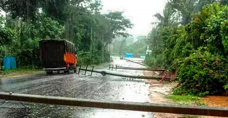 রাতে আঘাত হানতে পারে ঘূর্ণিঝড় তাওকতে