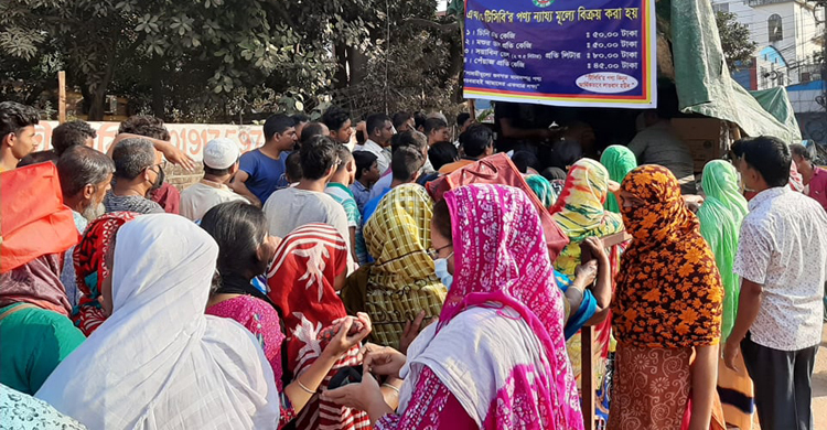 পেঁয়াজের পাশাপাশি ডাল-তেল-চিনি কিনতেও দীর্ঘ সারি