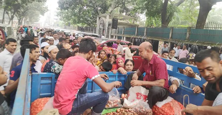 ‘মাঝে মধ্যে একবেলা খাই, তবু খরচের লাগাম টানতে পারছি না’