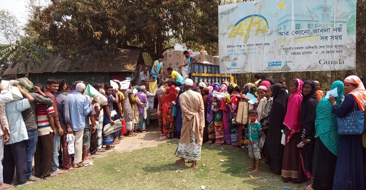 কম দামে টিসিবির পণ্য কিনতে উপচেপড়া ভিড়