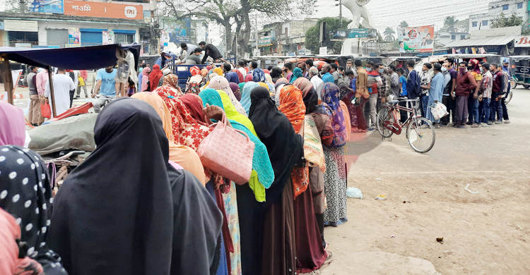 ঝিনাইদহে টিসিবি পণ্য কিনতে উপচে পড়া ভিড়