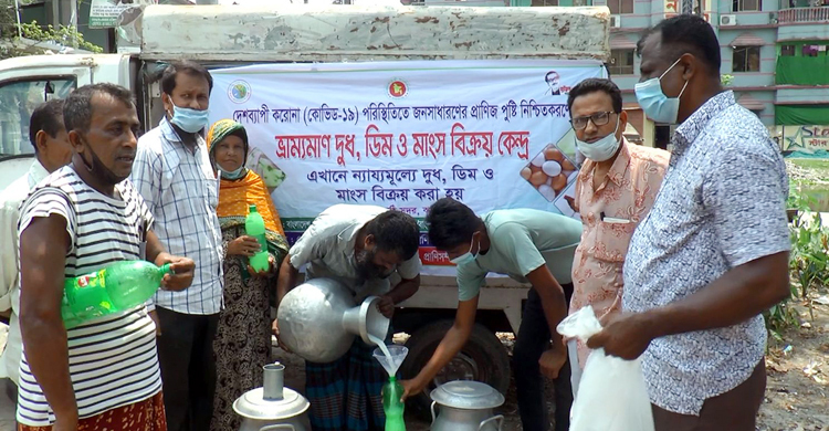 ঝালকাঠিতে লকডাউনে ভ্রাম্যমাণ বিক্রয়কেন্দ্রে মানুষের ভিড়