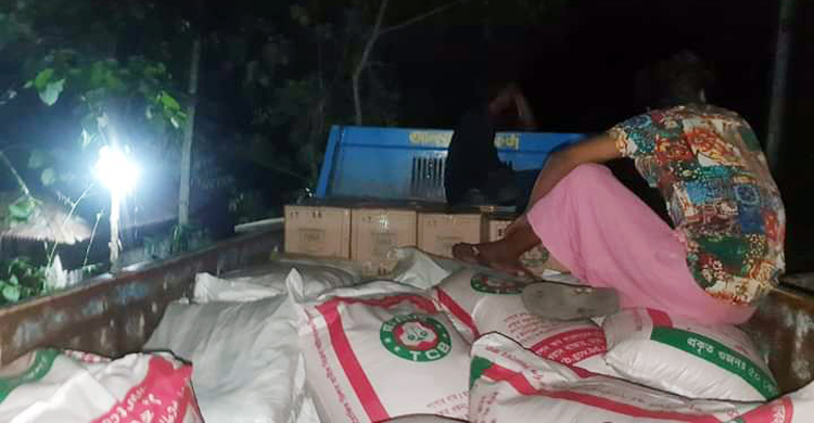 গভীর রাতে টিসিবির পণ্য যাচ্ছিল মুদি দোকানে, আটক ২