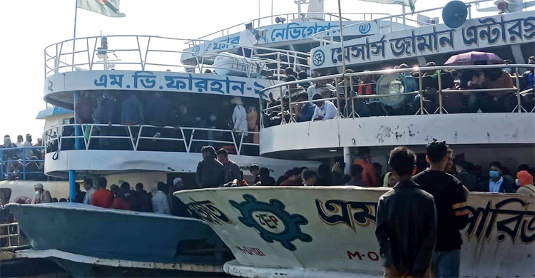 সেন্টমার্টিন পর্যটক জাহাজে অতিরিক্ত যাত্রী, বালাই নেই নিয়মনীতির