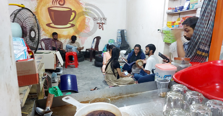 পরীক্ষার প্রস্তুতি চলে চায়ের দোকানে