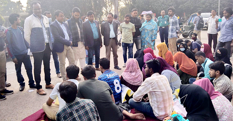অনশন ভাঙাতে এসে ব্যর্থ হয়ে ফিরে গেলেন শিক্ষকরা
