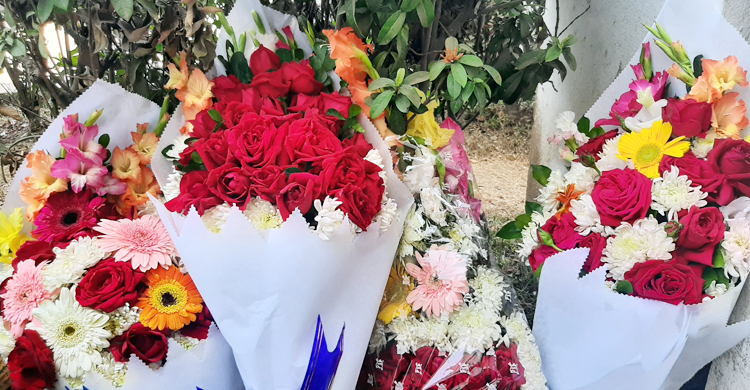এসেছিলেন ফুল হাতে, ফিরলেন মলিন মুখে