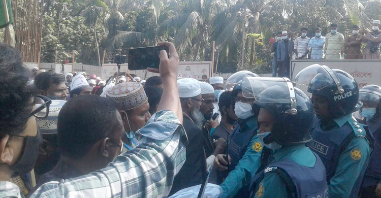 শিক্ষকদের প্রধানমন্ত্রীর কার্যালয় অভিমুখে পদযাত্রায় পুলিশের বাধা