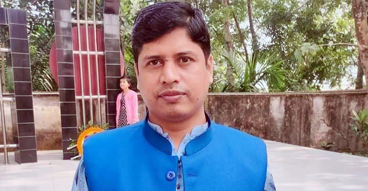 স্ত্রী-সন্তানের সামনেই সড়কে প্রাণ গেলো শিক্ষকের