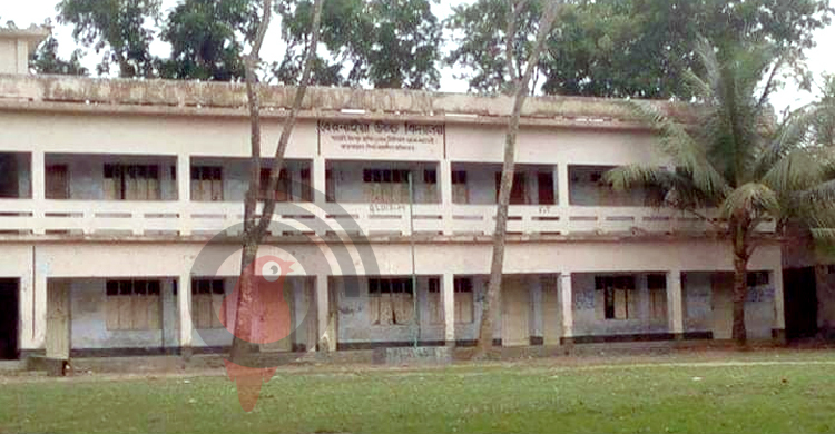 স্কুলড্রেস না পরায় ৩০ শিক্ষার্থীকে বের করে দিলেন প্রধান শিক্ষক