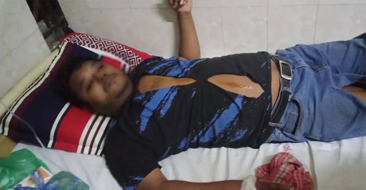 ছাত্রীর বাবার খুরের আঘাতে হাসপাতালে শিক্ষক