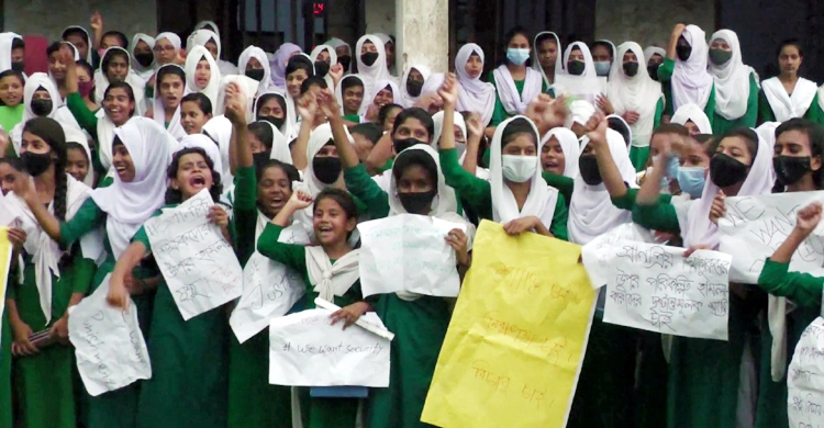 ছাত্রীদের উত্ত্যক্তের প্রতিবাদ করায় শিক্ষিকা লাঞ্ছিত, গ্রেফতার ৪