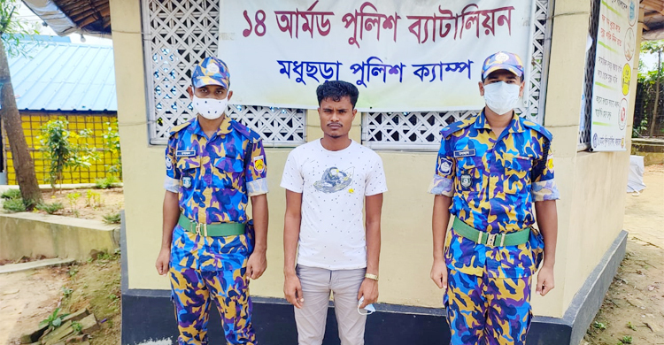 প্রেমের টানে মিয়ানমার থেকে পালিয়ে উখিয়ায় যুবক
