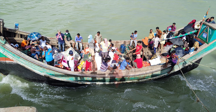 নদীতে ট্রলার বিকল, যাত্রীদের চা-বিস্কুট খাওয়ালো পুলিশ