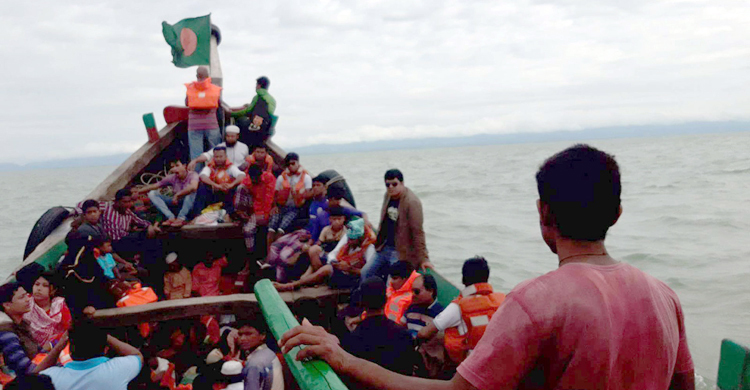 ঝুঁকি নিয়ে সেন্টমার্টিন থেকে ফিরলেন শতাধিক পর্যটক