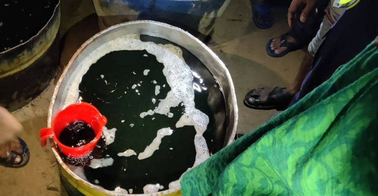 নেত্রকোনায় মাটি খুঁড়তে বেরিয়ে আসছে তেলজাতীয় পদার্থ