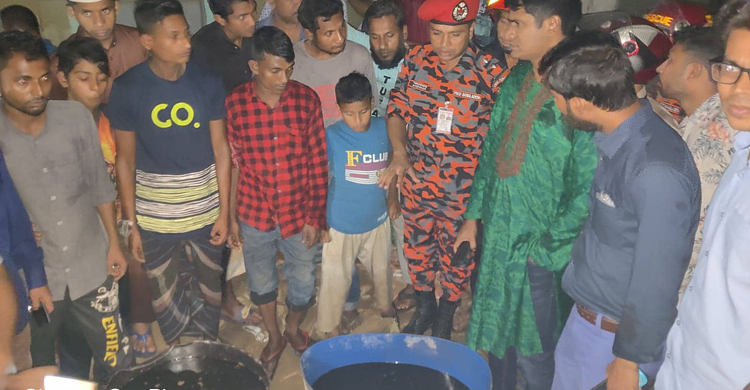 দুর্গাপুরে গর্ত থেকে বের হচ্ছে ডিজেলজাতীয় দাহ্য পদার্থ