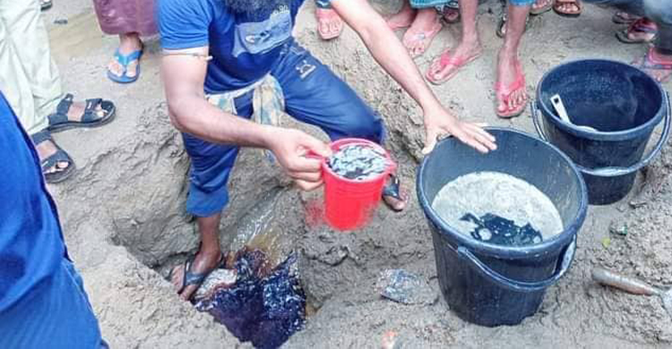 দুর্গাপুরে গর্ত থেকে বের হচ্ছে ডিজেলজাতীয় দাহ্য পদার্থ