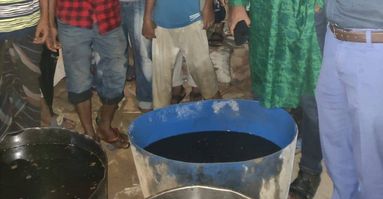 দুর্গাপুরে গর্ত থেকে বের হচ্ছে ডিজেলজাতীয় দাহ্য পদার্থ