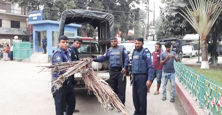 আ.লীগ নেতার বাড়ি থেকে ৫০০ টেঁটা উদ্ধার