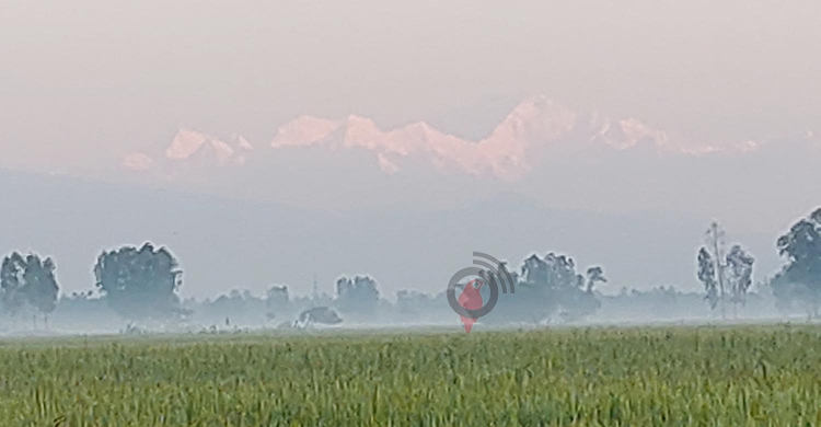 ভোর হলেই রূপ দেখাচ্ছে কাঞ্চনজঙ্ঘা