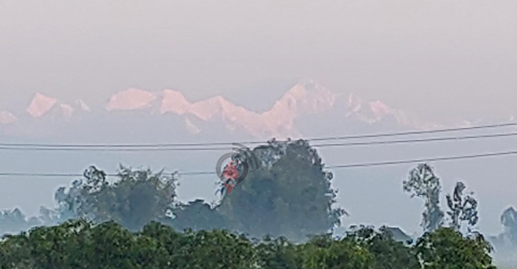 ভোর হলেই রূপ দেখাচ্ছে কাঞ্চনজঙ্ঘা