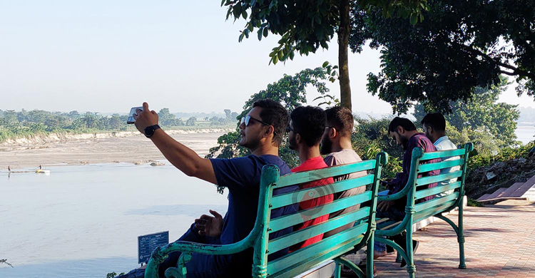 ভোর হলেই রূপ দেখাচ্ছে কাঞ্চনজঙ্ঘা