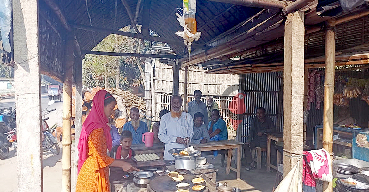 ফোঁটা ফোঁটা তেলে ভাজা হচ্ছে পরোটা, দেখতে মানুষের ভিড়
