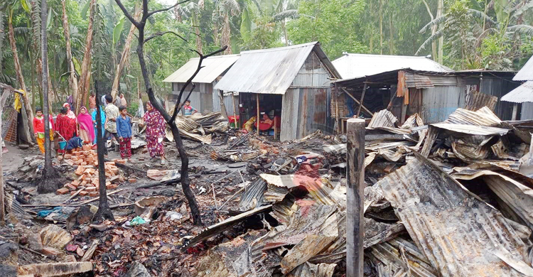 ঠাকুরগাঁওয়ে বস্তিতে কয়েলের আগুনে পুড়লো ৭ পরিবারের ঘর