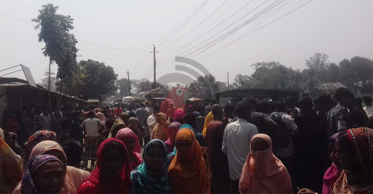 ঠাকুরগাঁওয়ে বাদাম বিক্রেতার মরদেহ নিয়ে সড়ক অবরোধ