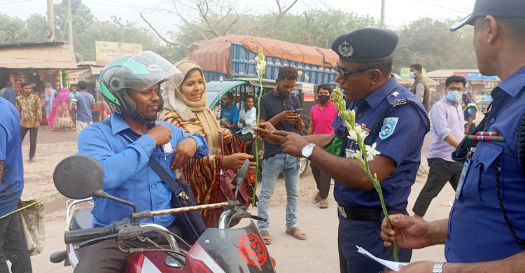 ট্রাফিক আইন মানতে জেল-জরিমানার পরিবর্তে দেওয়া হলো রজনীগন্ধা
