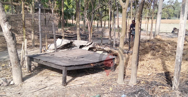 ঠাকুরগাঁওয়ে বস্তিতে কয়েলের আগুনে পুড়লো ৭ পরিবারের ঘর