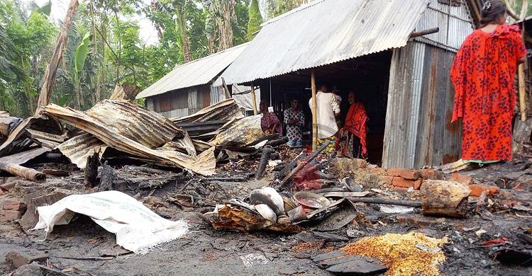ঠাকুরগাঁওয়ে বস্তিতে কয়েলের আগুনে পুড়লো ৭ পরিবারের ঘর