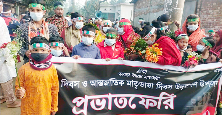 বাঁশের তৈরি শহীদ মিনারে গ্রামবাসীর শ্রদ্ধা