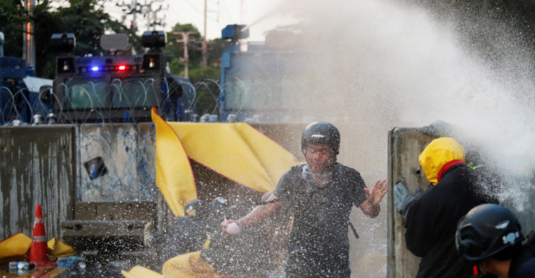 থাইল্যান্ডে পুলিশ ও বিক্ষোভকারীদের সংঘর্ষে আহত অর্ধশতাধিক