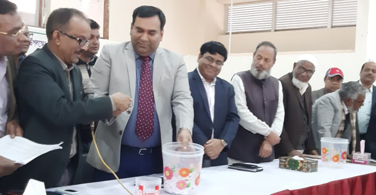 ধান কেনার লটারি দিয়ে তোপের মুখে কৃষি কর্মকর্তারা