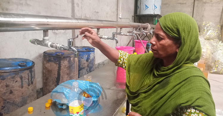 ড্রামের তেল বোতলে ভরে বিক্রি