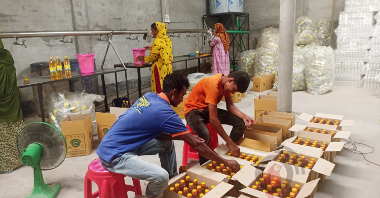 ড্রামের তেল বোতলে ভরে বিক্রি