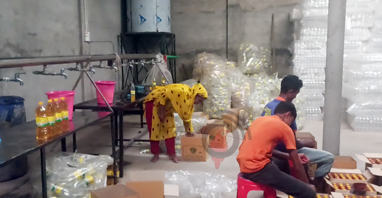 ড্রামের তেল বোতলে ভরে বিক্রি