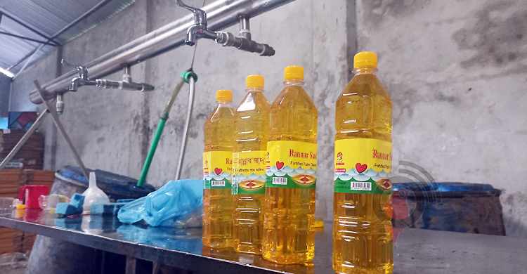 ড্রামের তেল বোতলে ভরে বিক্রি