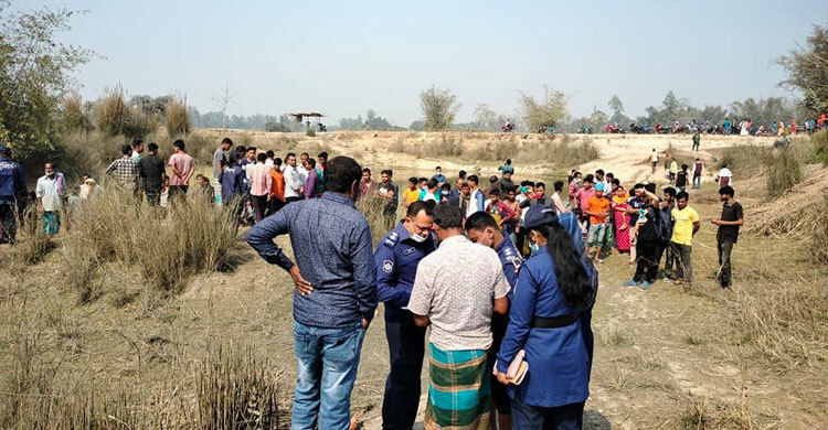 ঘরে স্বামীর, খালে মিলল স্ত্রীর মরদেহ