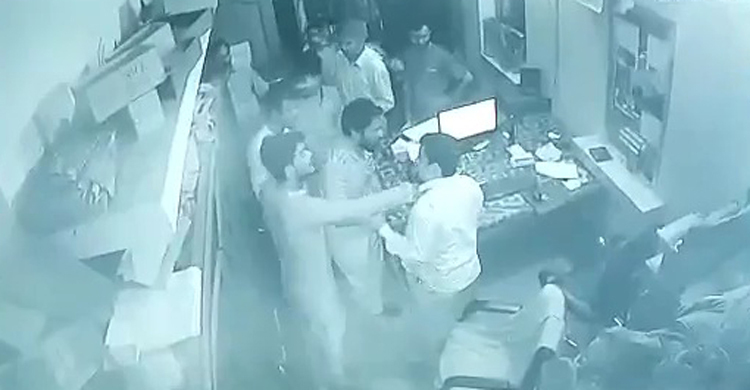 ঠাকুরগাঁওয়ে স্টেশন মাস্টারকে লাঞ্ছিত, ভিডিও ভাইরাল