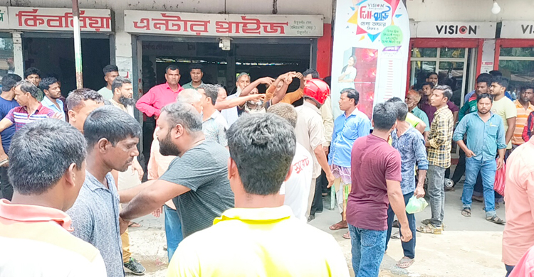 ঠাকুরগাঁওয়ে হেলমেট না পরায় মোটরশ্রমিককে আটকের চেষ্টা, সড়ক অবরোধ