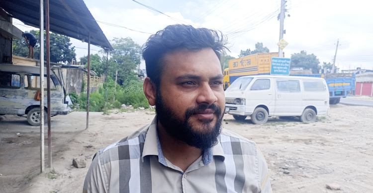 কুড়িয়ে পাওয়া টাকার মালিক খুঁজতে মাইকিং