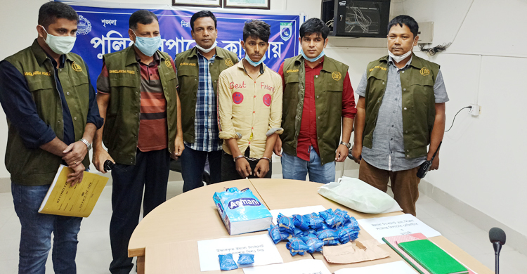 মাদক ব্যবসায়ীর বাড়িতে মিলল ১০৩টি সিম!
