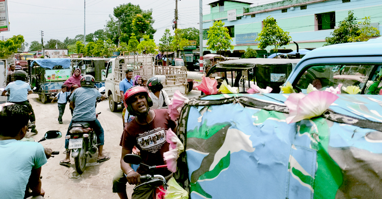 ঠাকুরগাঁওয়ে হেলমেট না পরায় মোটরশ্রমিককে আটকের চেষ্টা, সড়ক অবরোধ