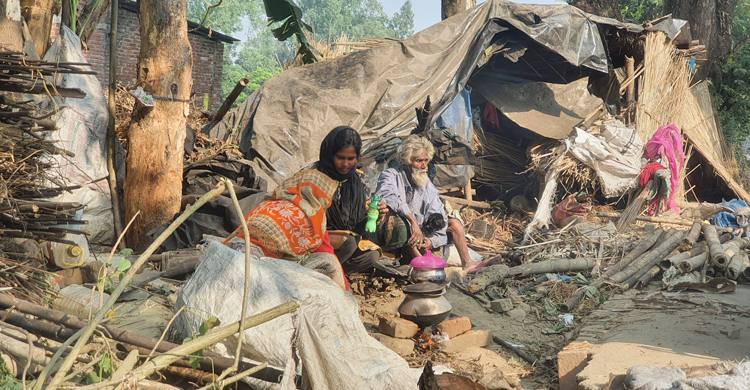 ৬ বছর ধরে রাস্তার পাশে ঝুপড়িতে বসবাস