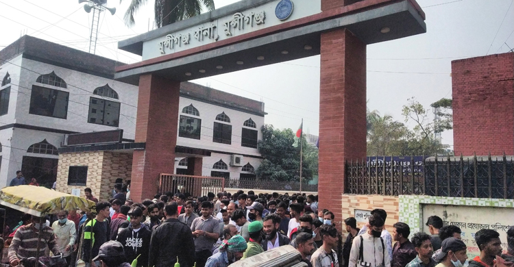 মুন্সিগঞ্জে প্যানেল মেয়রের বিরুদ্ধে অভিযোগ নেওয়ায় ‘থানা ঘেরাও’