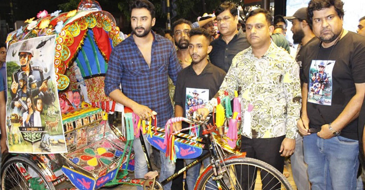 শামীমকে রিকশা উপহার দিল ‘অপারেশন সুন্দরবন’ টিম ও র্যাব