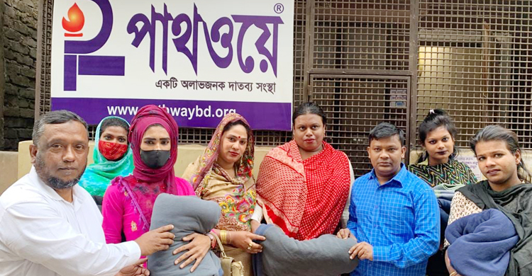 তৃতীয় লিঙ্গের মাঝে পাথওয়ের শীতবস্ত্র বিতরণ